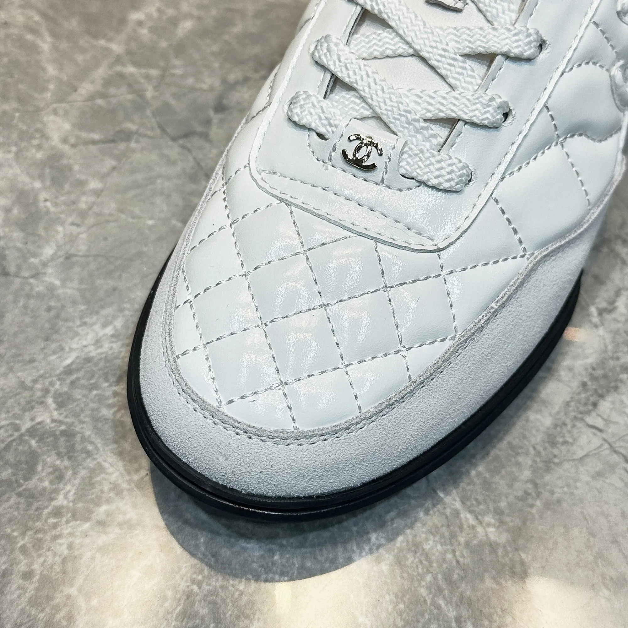 👟👟Ex-factory price 560👟👟 Chanel Chanel - 2024 counter top casual sports shoes This classic design; the upper is electro-embroidered with a variety of techniques; the outsole is fashionable and sporty; it is unusual to incorporate a variety of color matching elements... The diversified mix and match is very beautiful and versatile, casual, fashionable, sports and outdoor can be taken into account... ꫛꫀꪝ Go➫ Material: ❶Upper is made of: Original imported mixed-breed sheep ❷Inside made of: original imported breathable sheepskin ❸Outsole based on: original TPU outsole Full set of boutique packaging for women 35–41